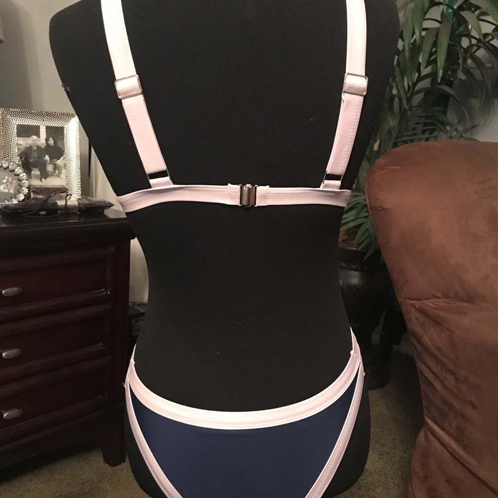 Bikini - Picture 3 of 3